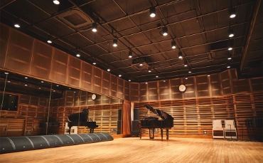 Bスタジオ内観グランドピアノ